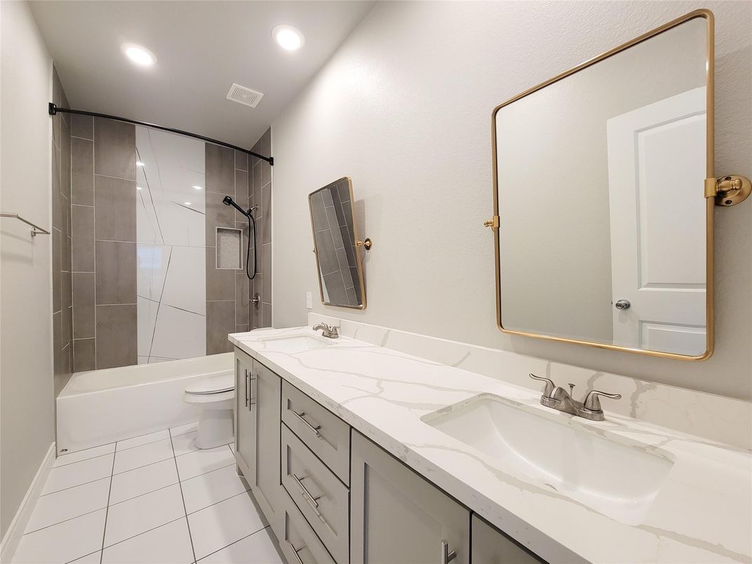 Bathroom, Dual Sink Vanities, Interior, Recessed Lighting