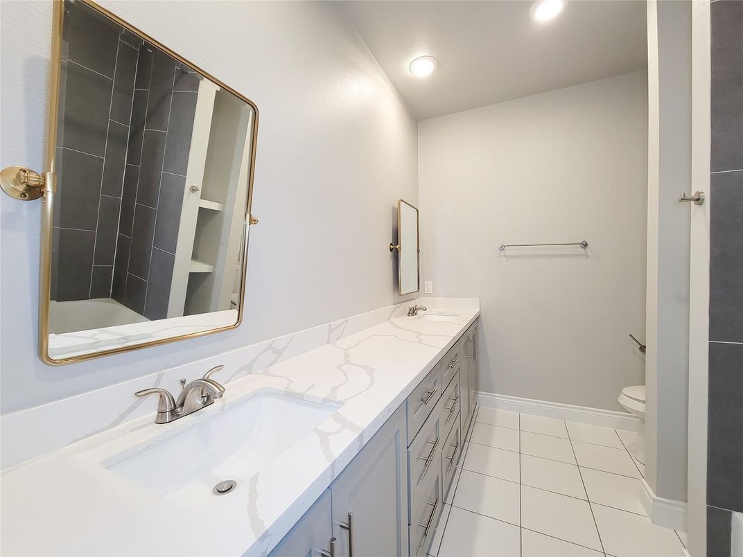 Bathroom, Dual Sink Vanities, Interior, Recessed Lighting