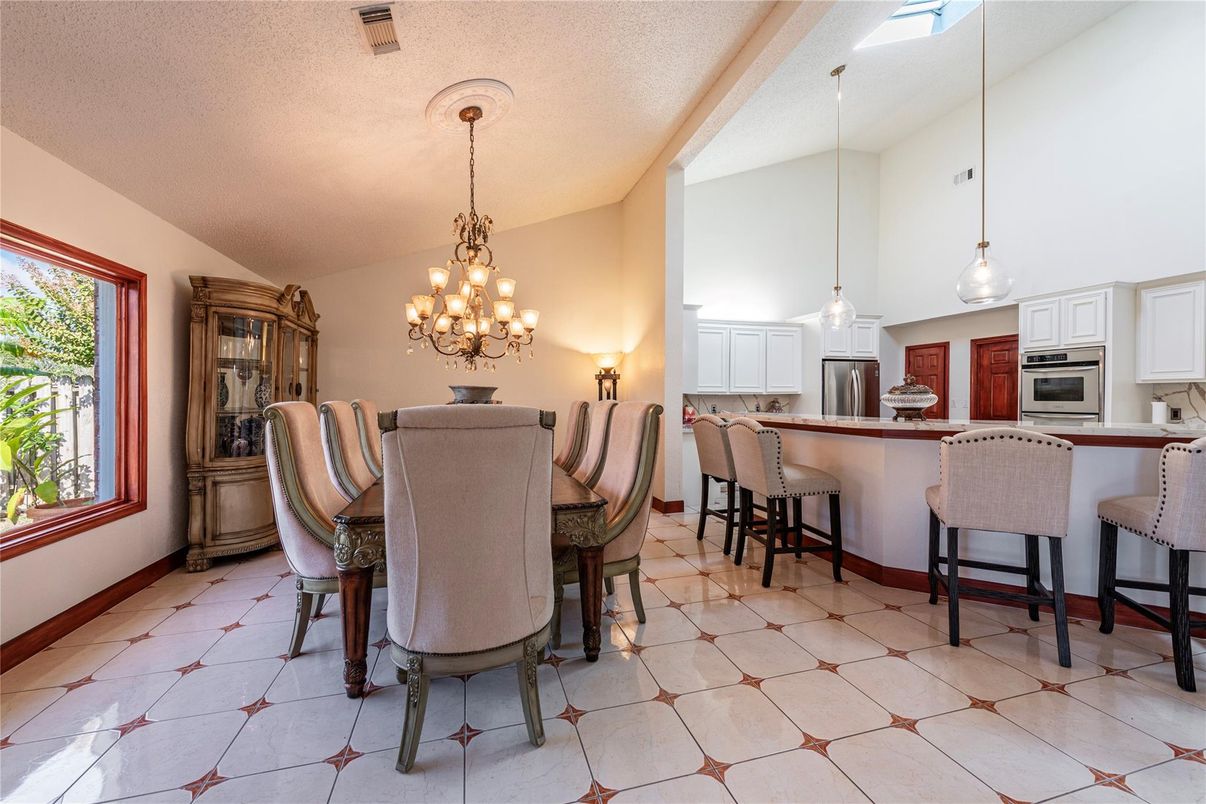 Chandelier, Dining room, Interior, Kitchen, Pendant Lights, Stainless Steel Appliances