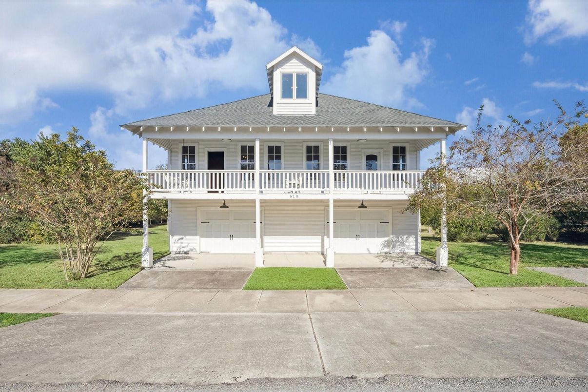 Attached, Exterior, Facade, American Foursquare
