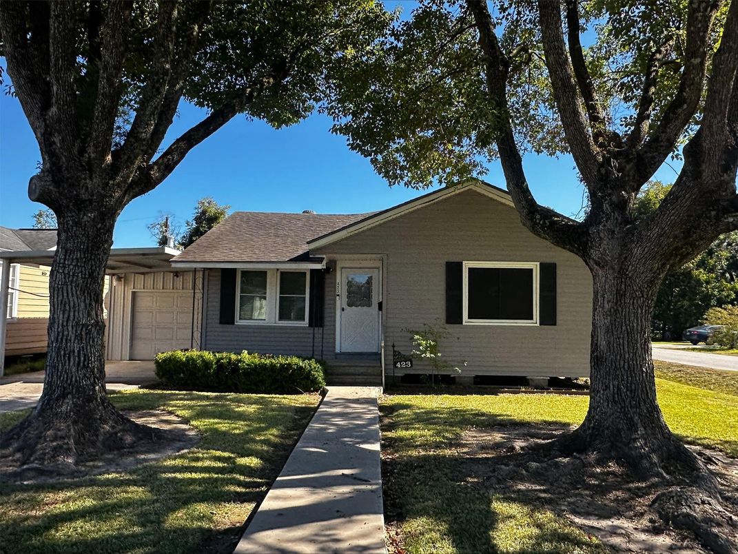 Exterior, Facade, Ranch