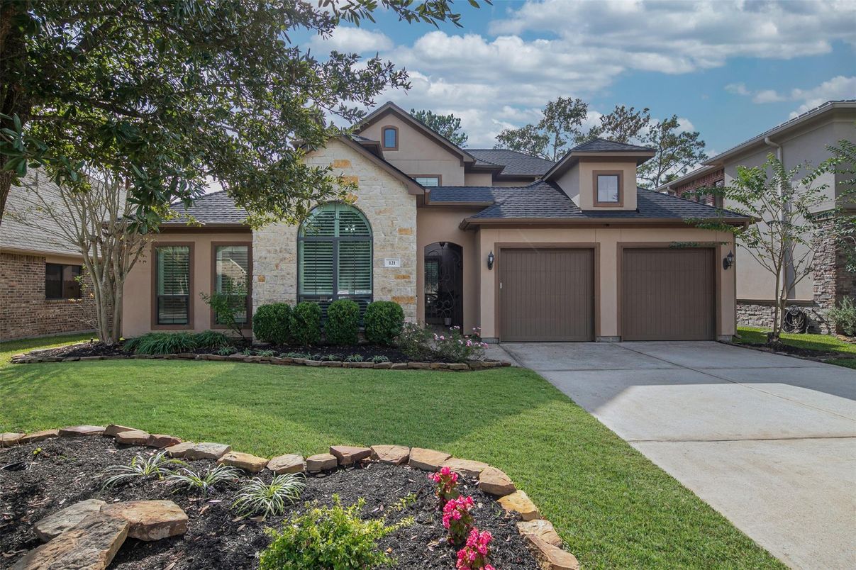 Attached, Exterior, Facade, Mediterranean