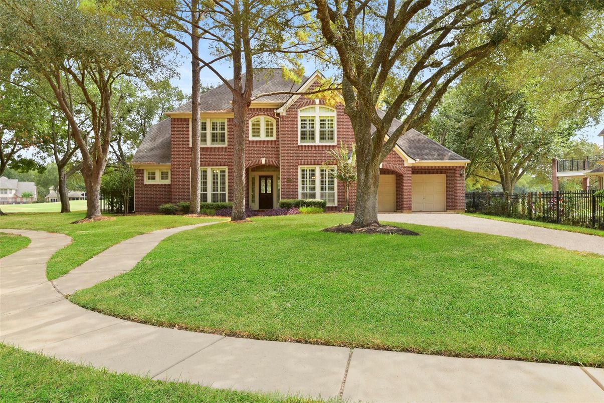 Attached, Backyard, Exterior, Facade, Brick Facade, Georgian