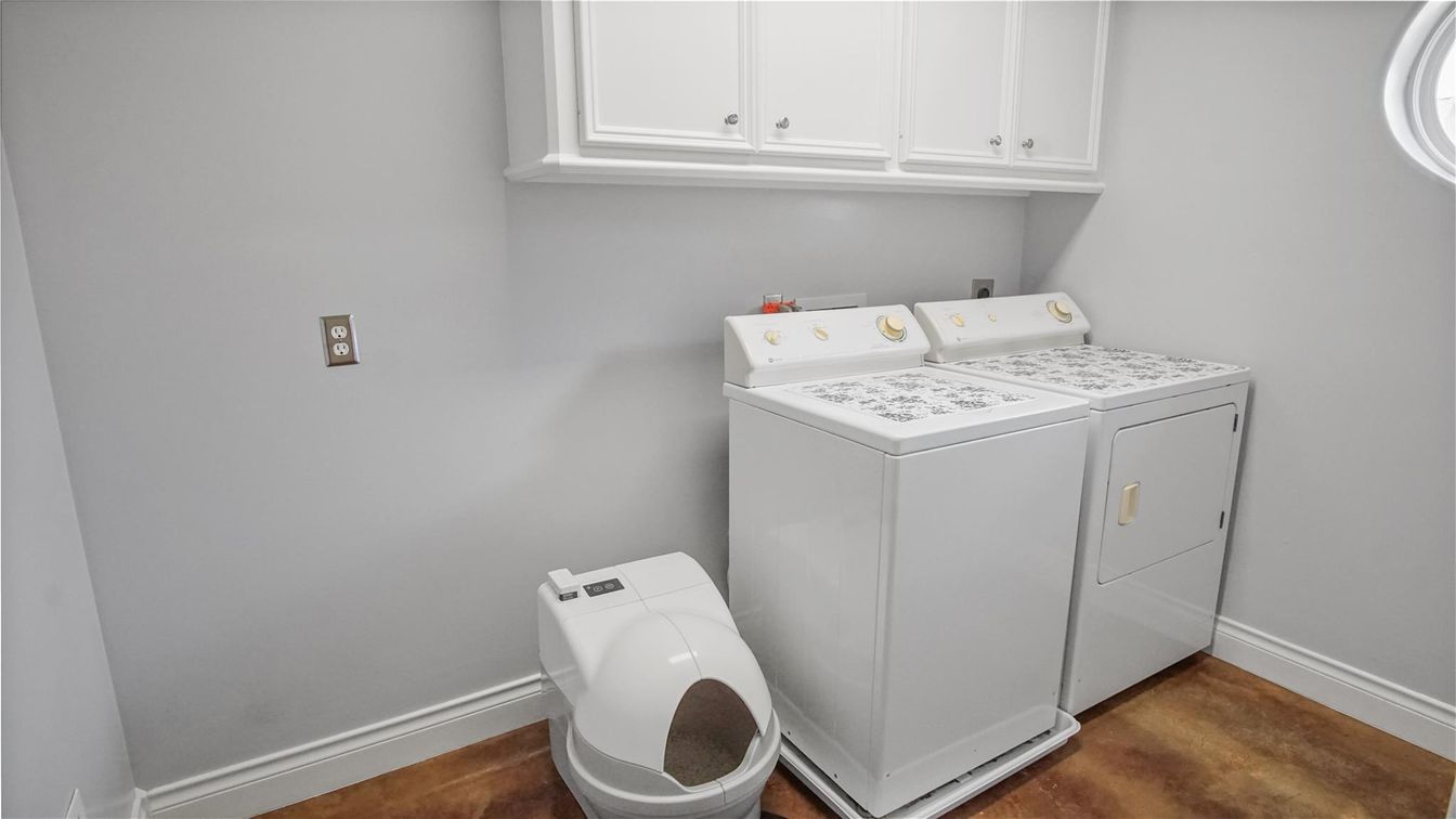 Interior, Washer, Wood Texture Flooring