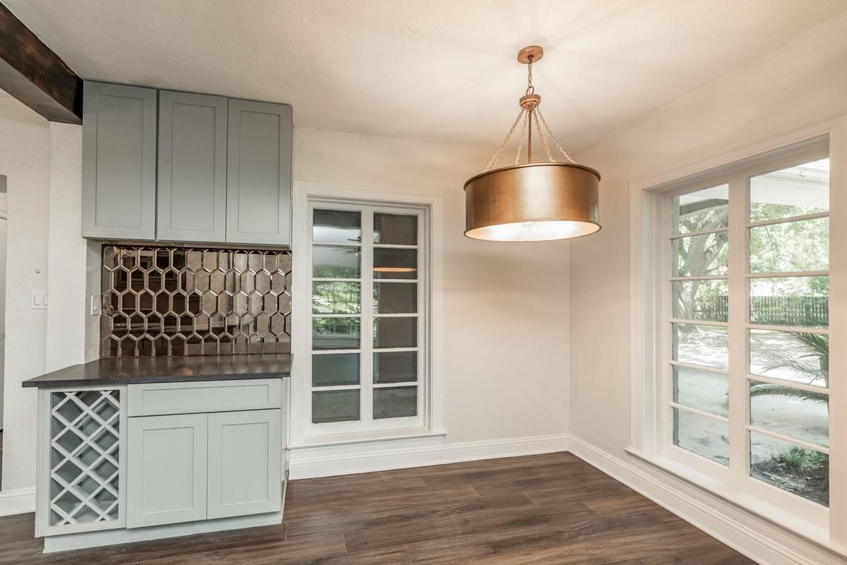 Interior, Pendant Lights, Wood Texture Flooring