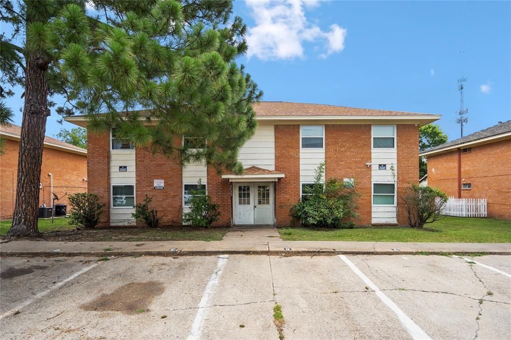 Exterior, Facade, Brick Facade, Georgian