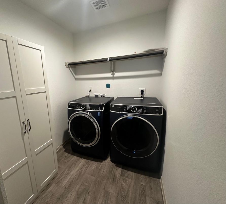 Interior, Washer, Wood Texture Flooring