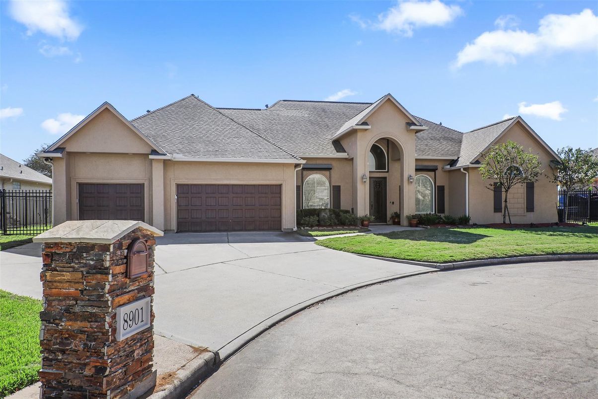 Attached, Exterior, Facade, Ranch