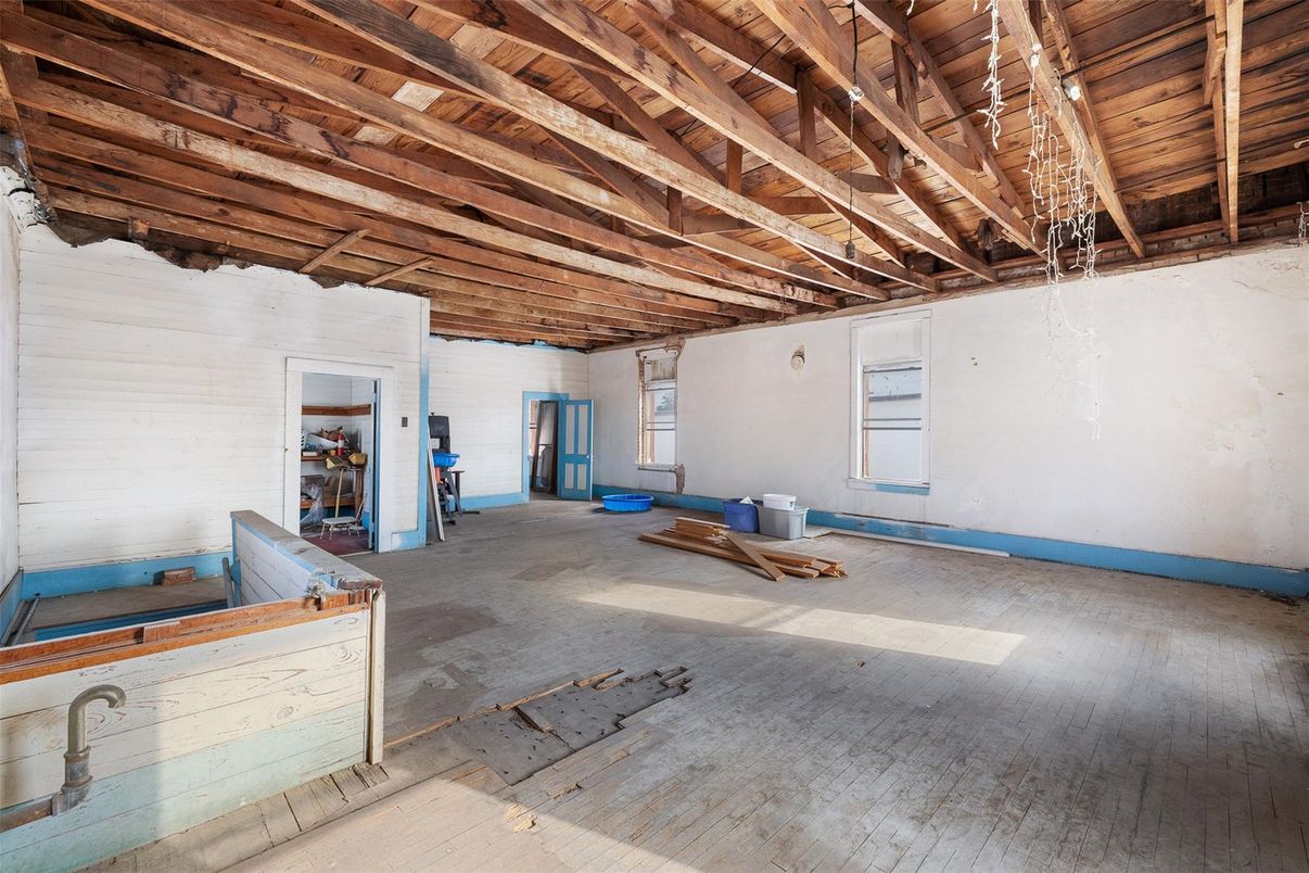 Empty room, Interior, Wooden Beams, Wooden Ceilings