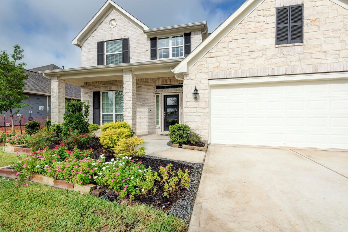 Attached, Exterior, Facade, Brick Traditional