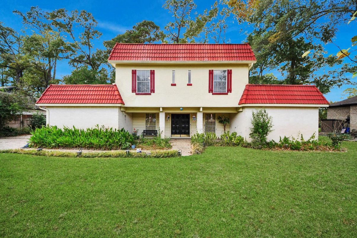 Backyard, Exterior, Facade, Split Level