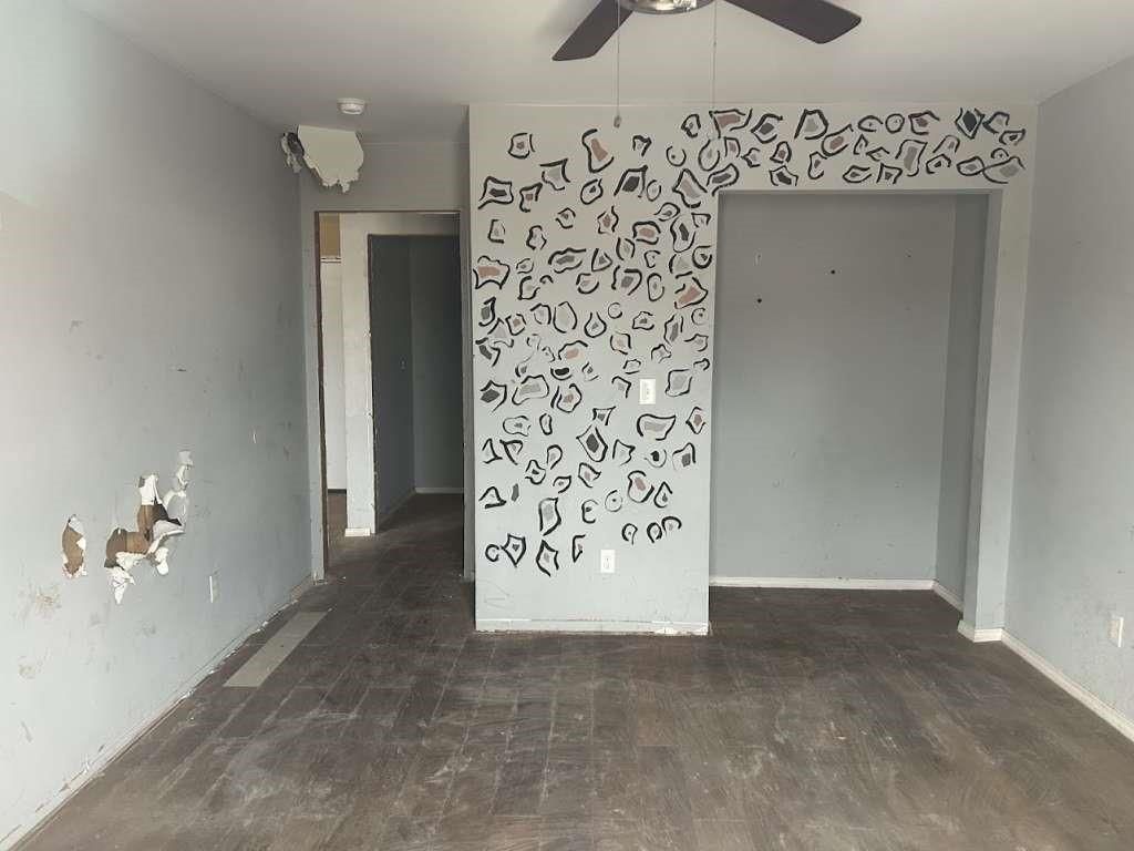 Empty room, Interior