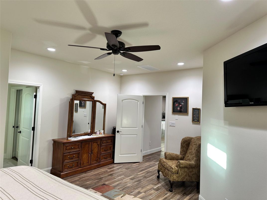 Interior, Recessed Lighting, Wood Texture Flooring