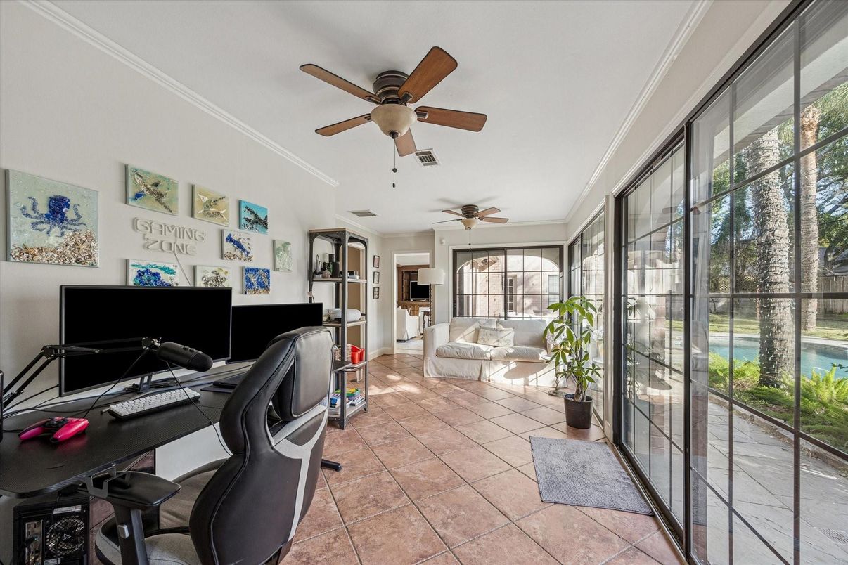 Home Office, Interior