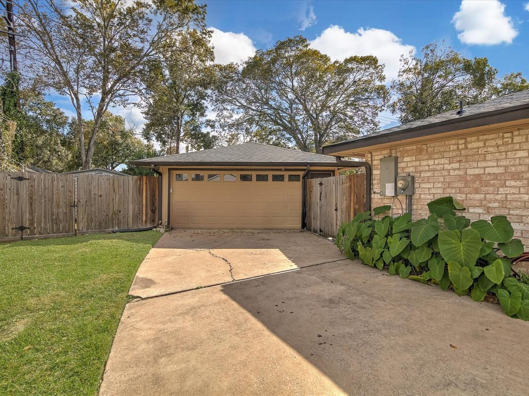 Detached Garage, Exterior