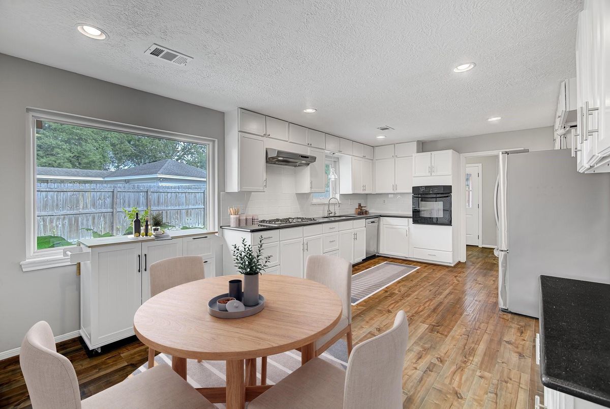 Dining room, Interior, Kitchen, Recessed Lighting, Wood Texture Flooring