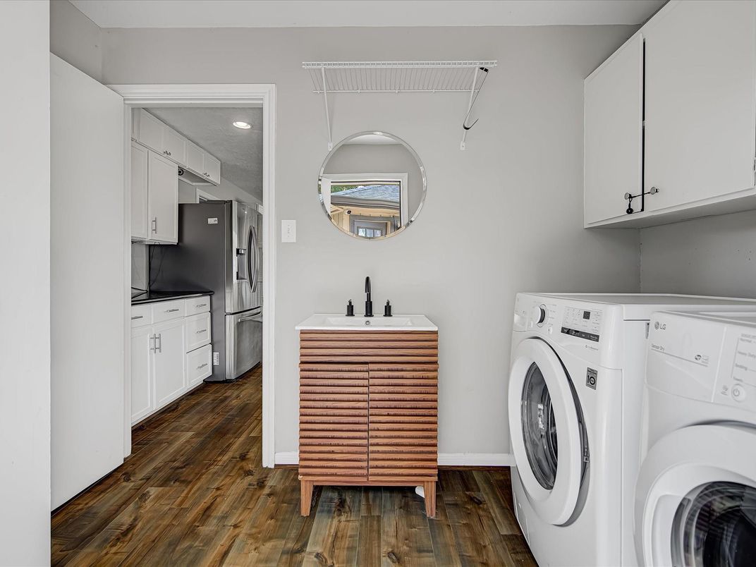 Interior, Recessed Lighting, Washer, Wood Texture Flooring