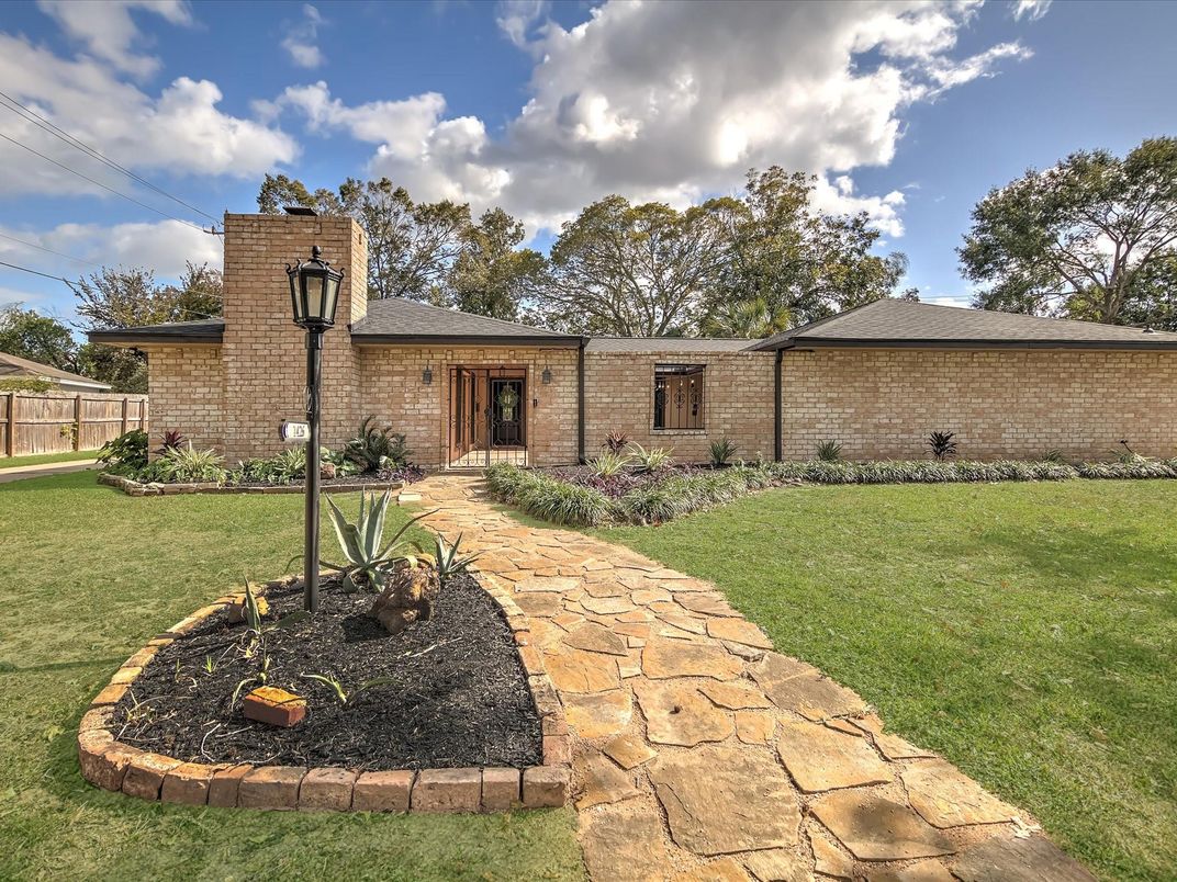 Backyard, Exterior, Facade, Brick Facade, Ranch