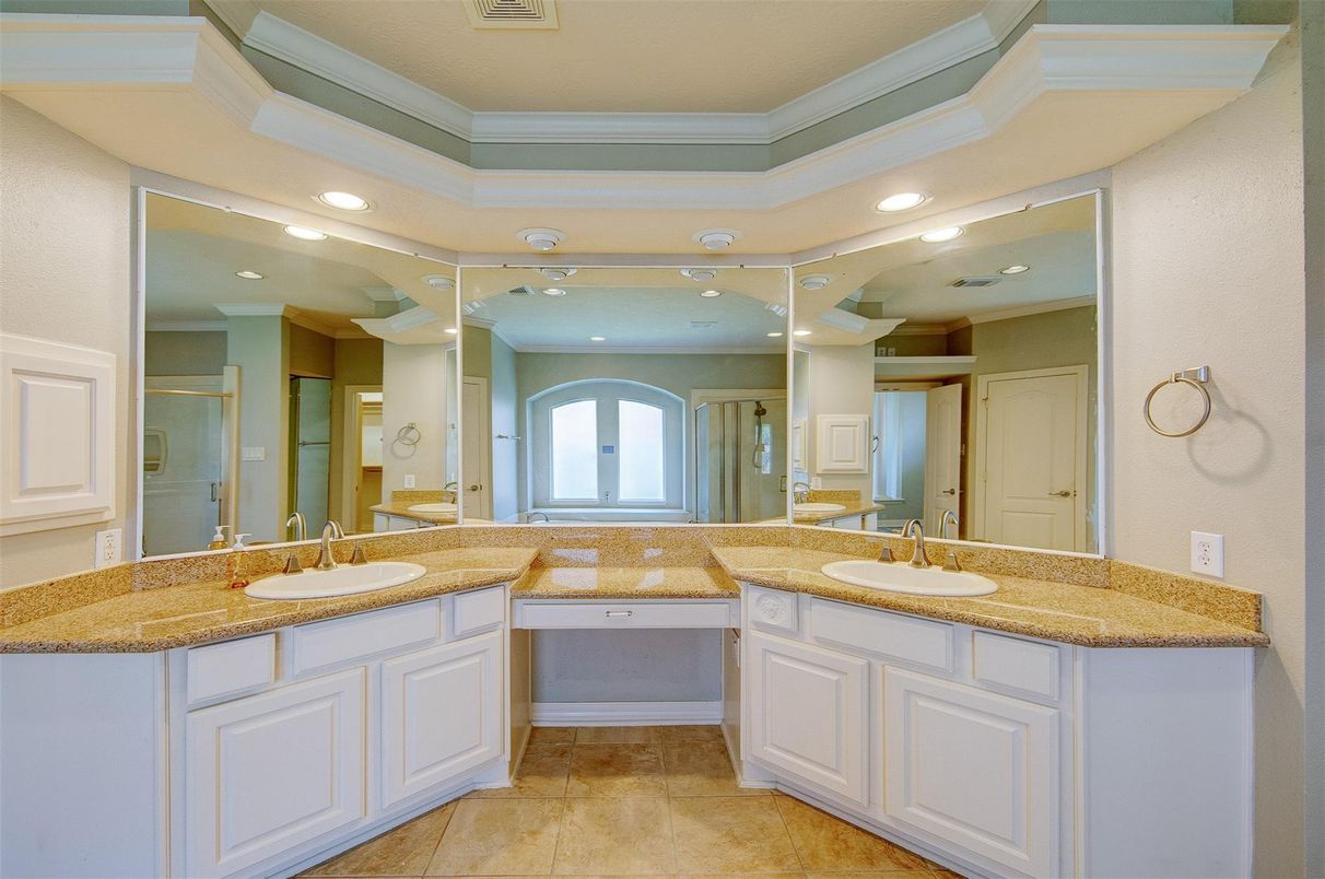 Bathroom, Dual Sink Vanities, Interior, Recessed Lighting