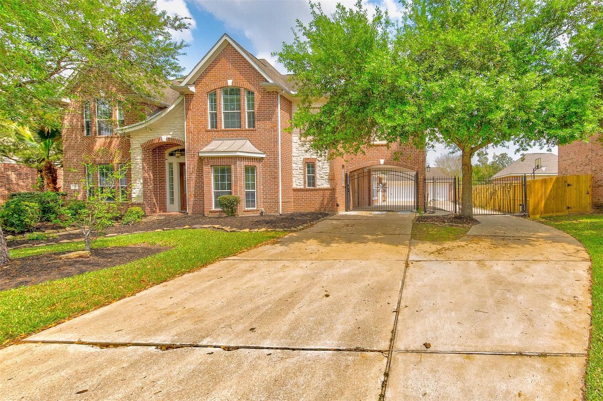 Exterior, Facade, Brick Facade, Brick Traditional