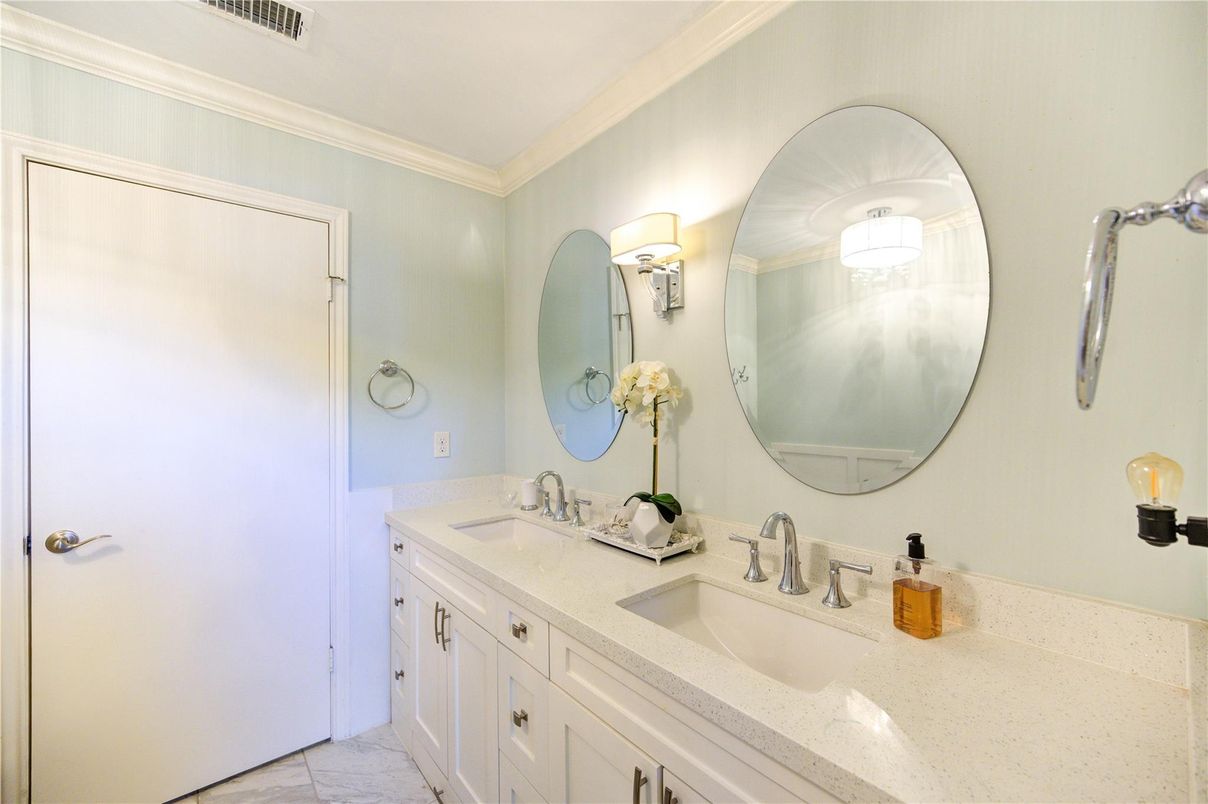 Bathroom, Dual Sink Vanities, Interior