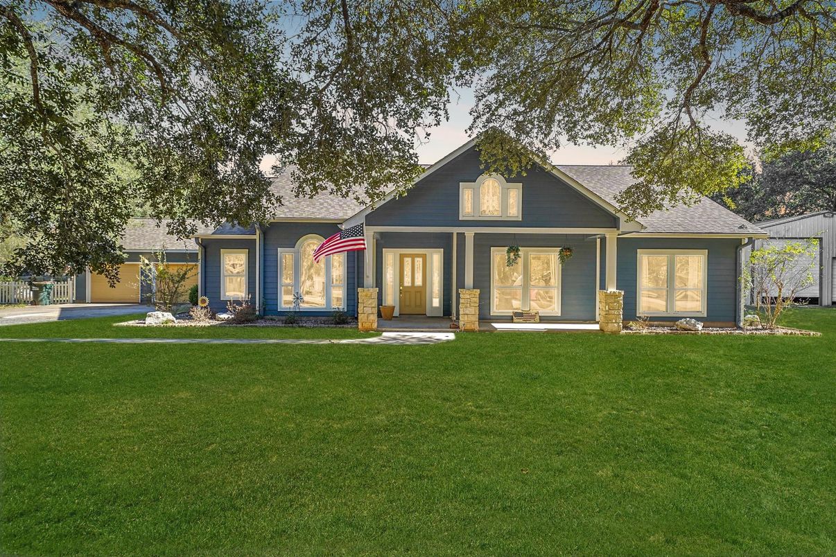 Backyard, Exterior, Facade, Ranch