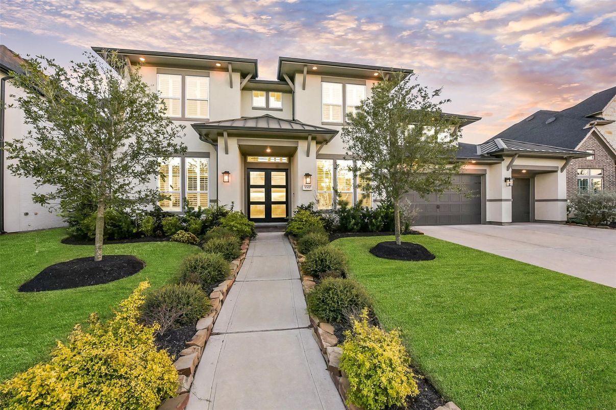 Attached, Exterior, Facade, French Provincial