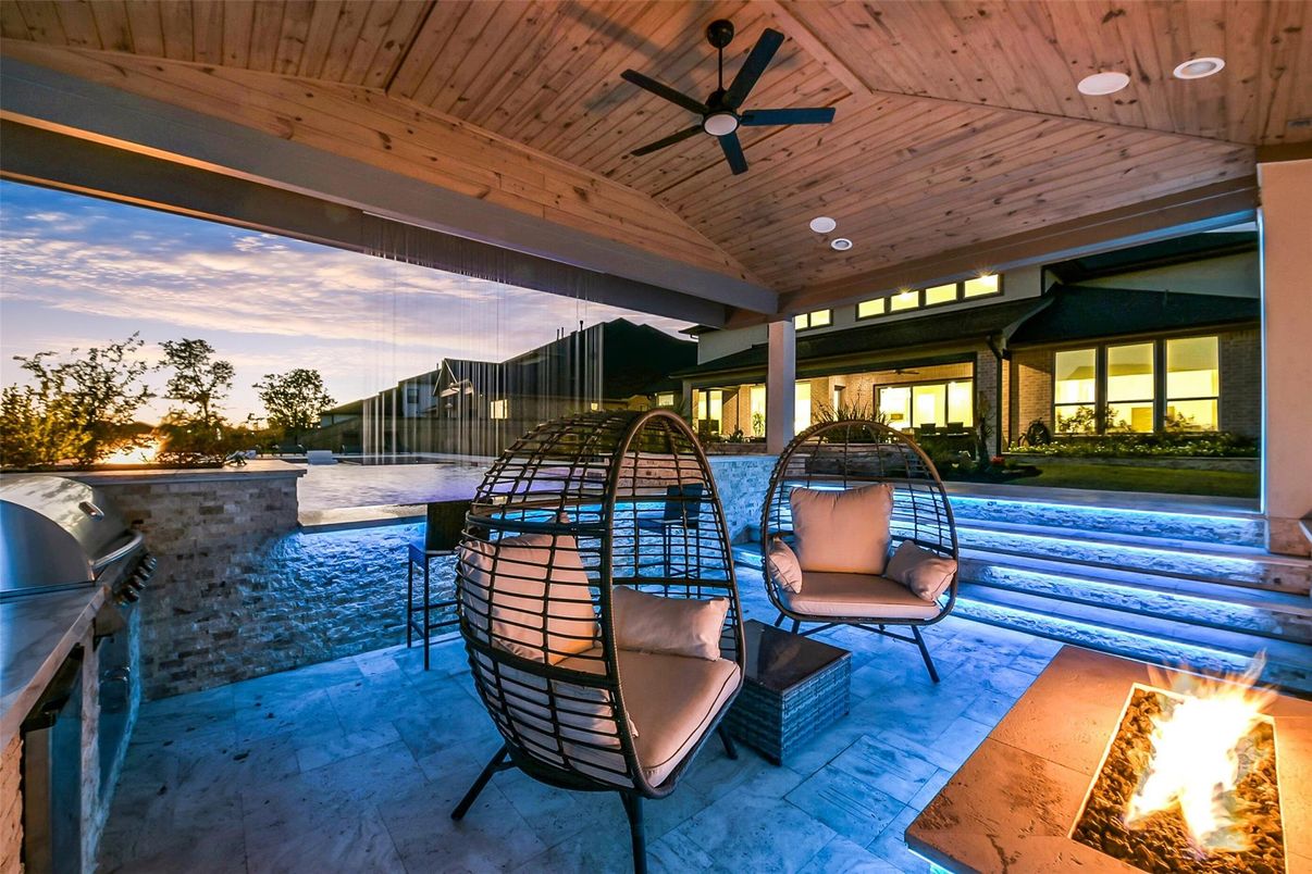 Exterior, Outdoor Kitchen, Pool