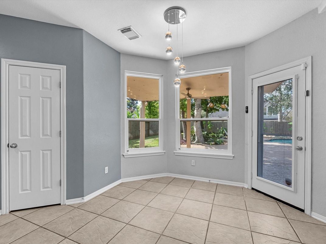 Empty room, Interior, Pendant Lights