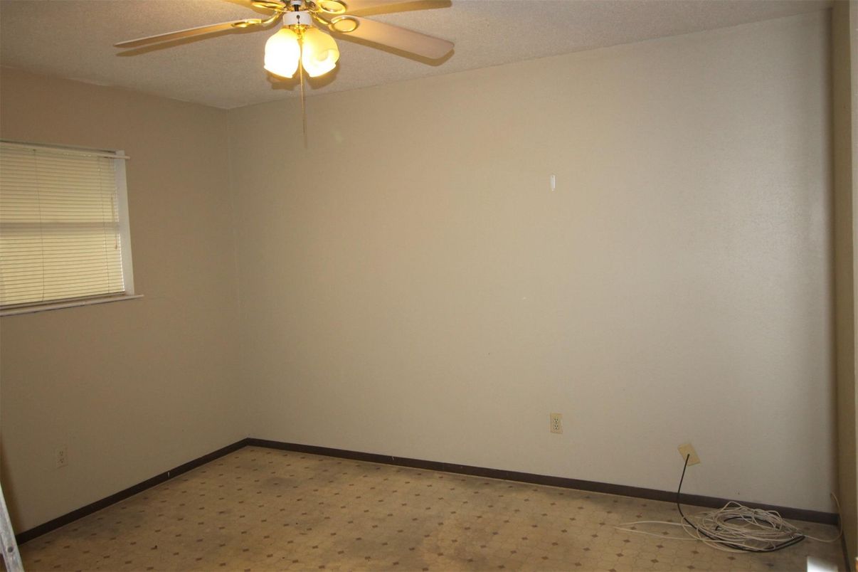 Empty room, Interior