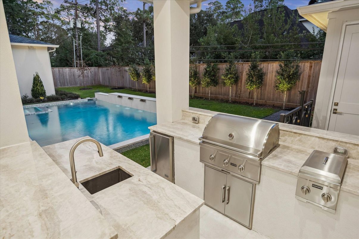 Exterior, Outdoor Kitchen, Pool