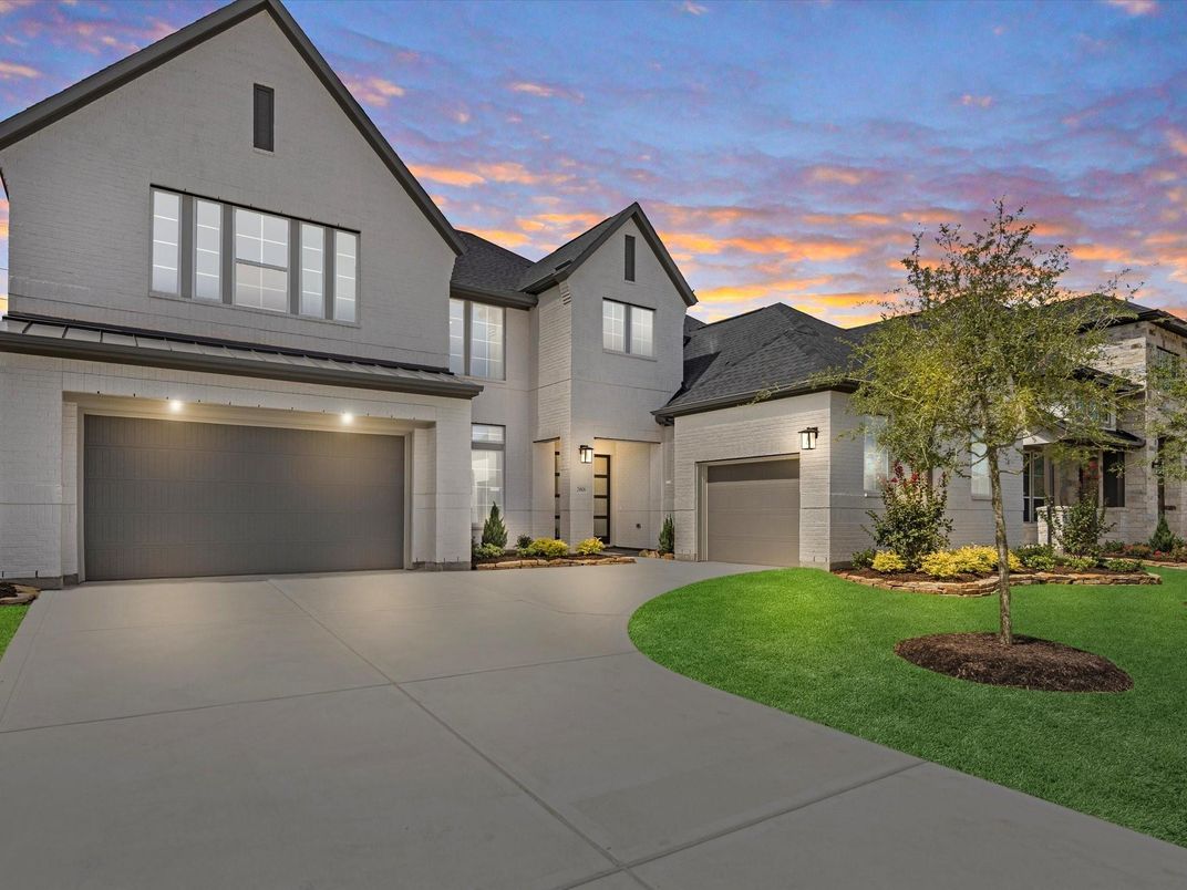 Attached, Exterior, Facade, Farmhouse