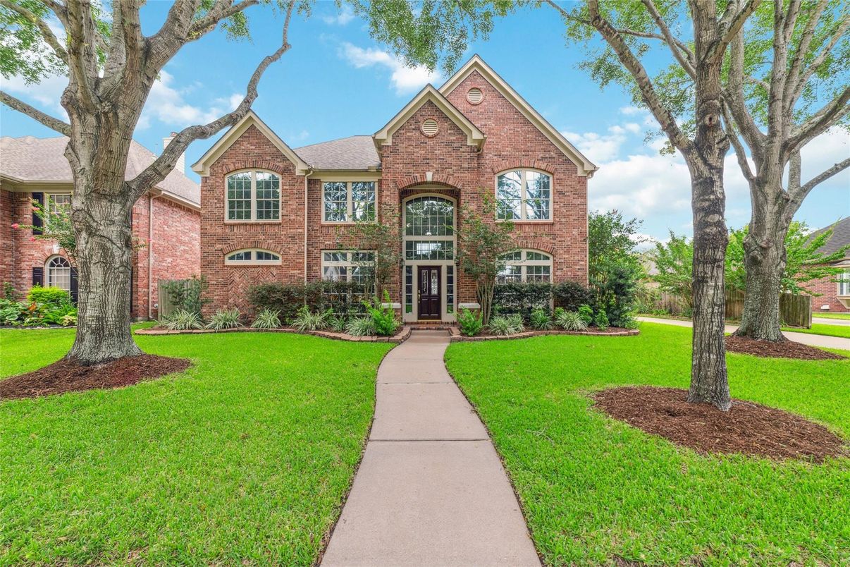 Exterior, Facade, Brick Facade, Brick Traditional