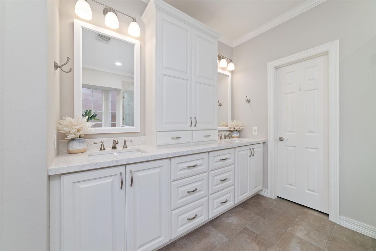 Bathroom, Dual Sink Vanities, Interior, Recessed Lighting