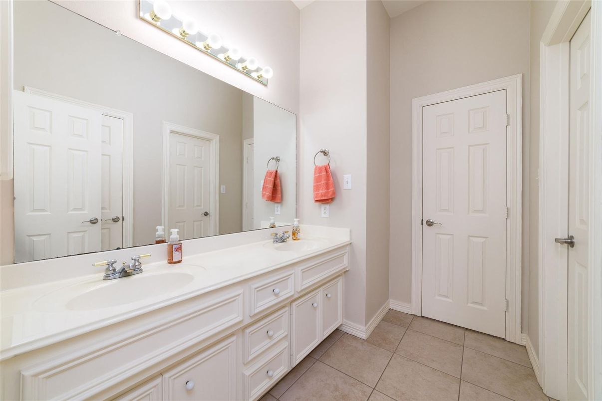 Bathroom, Dual Sink Vanities, Interior