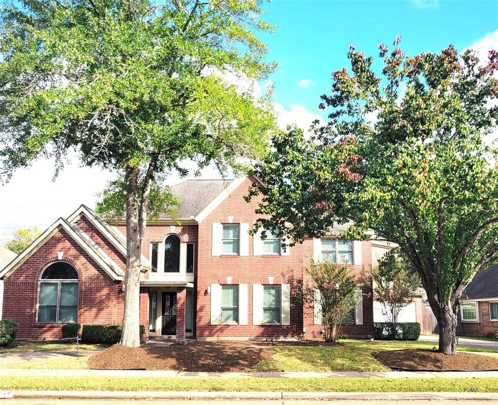 Exterior, Facade, Brick Facade, Brick Traditional