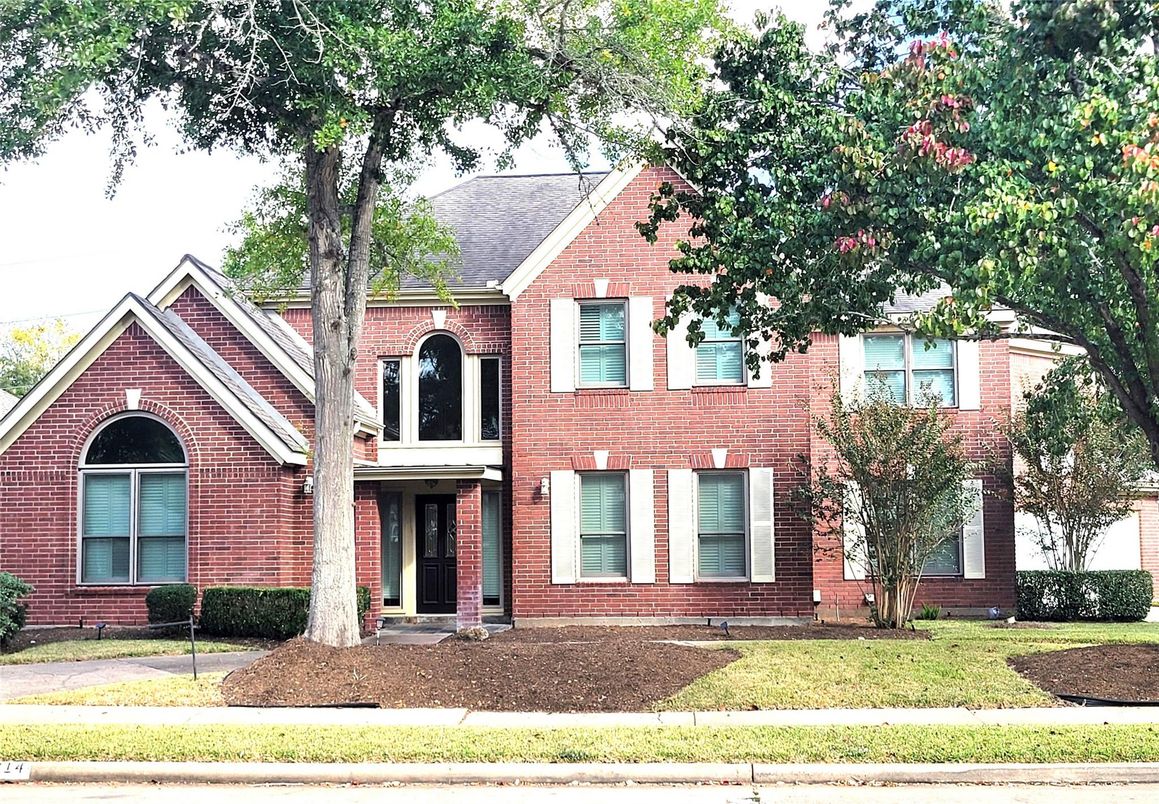 Exterior, Facade, Brick Facade, Brick Traditional