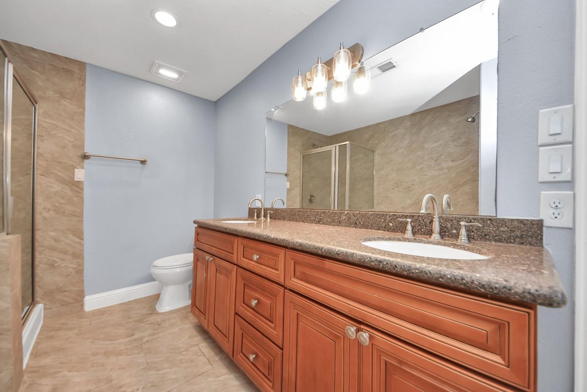 Bathroom, Dual Sink Vanities, Interior, Recessed Lighting