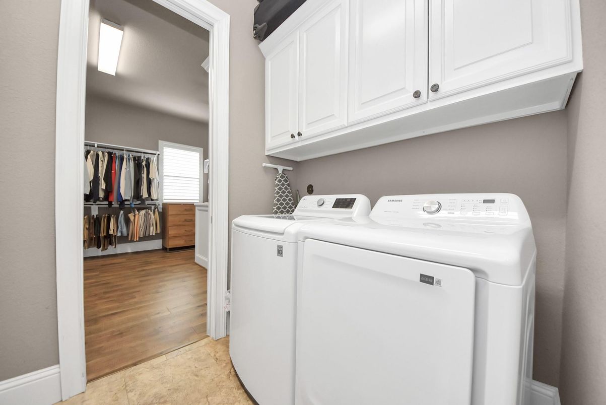 Interior, Washer, Wood Texture Flooring