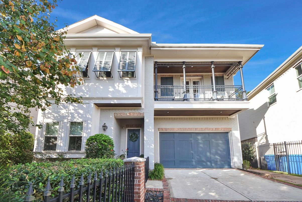 Attached, Exterior, Facade, Rowhouse