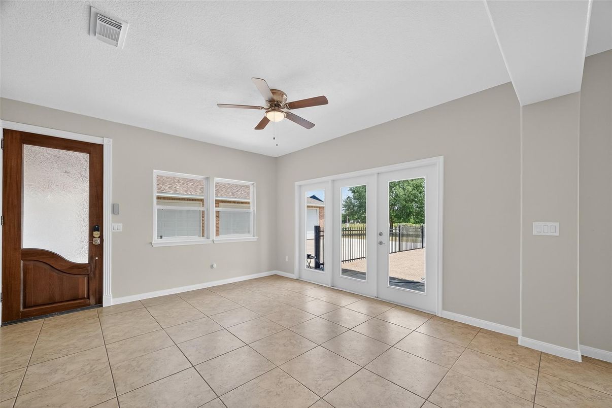 Empty room, Interior