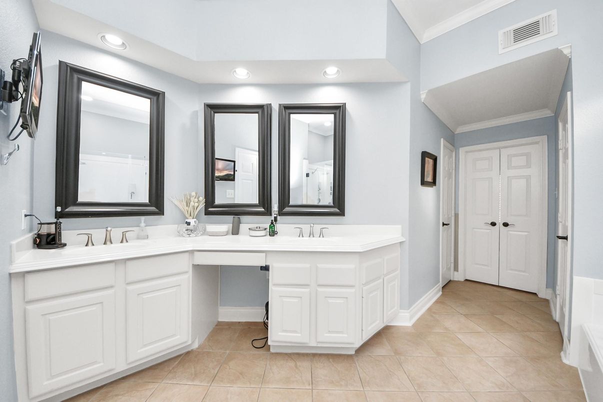 Bathroom, Dual Sink Vanities, Interior, Recessed Lighting