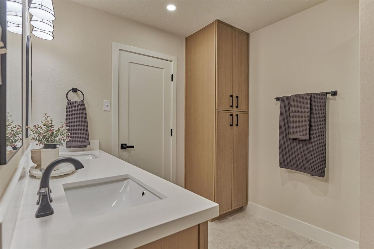 Bathroom, Interior, Recessed Lighting