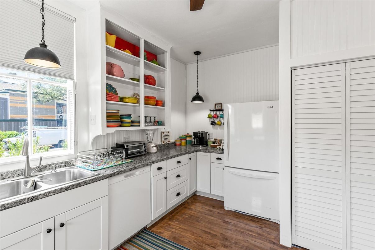 Interior, Kitchen, Pendant Lights, Wood Texture Flooring