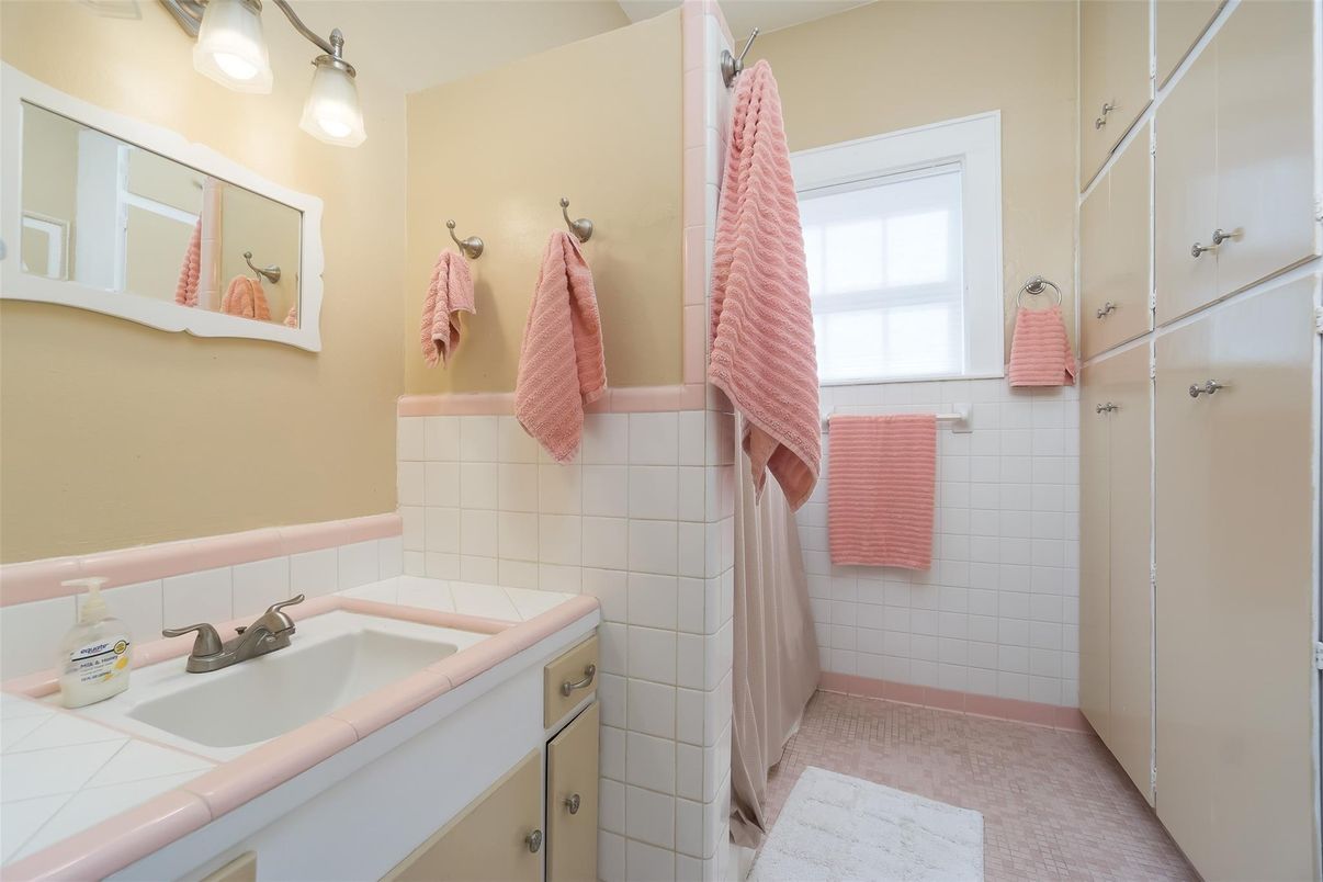 Bathroom, Interior, Tile Countertops