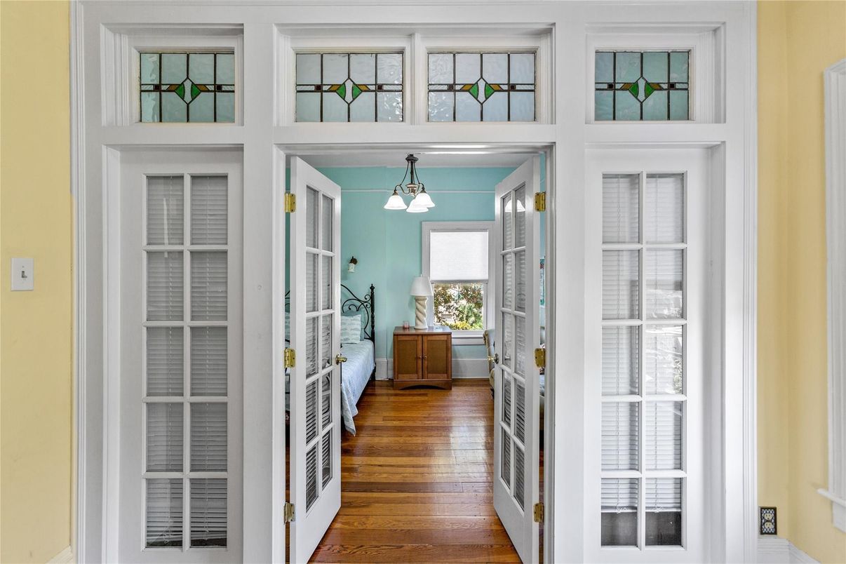 Interior, Pendant Lights, Wood Texture Flooring
