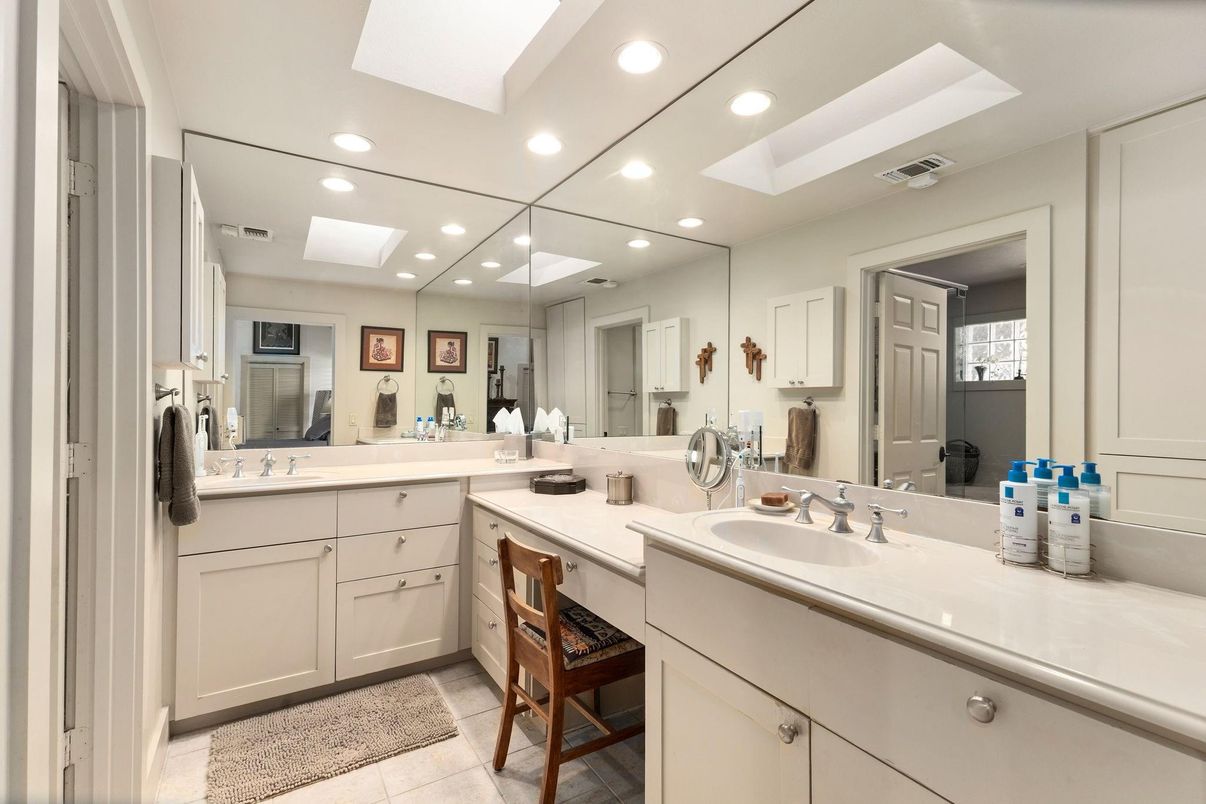 Bathroom, Dual Sink Vanities, Interior, Recessed Lighting