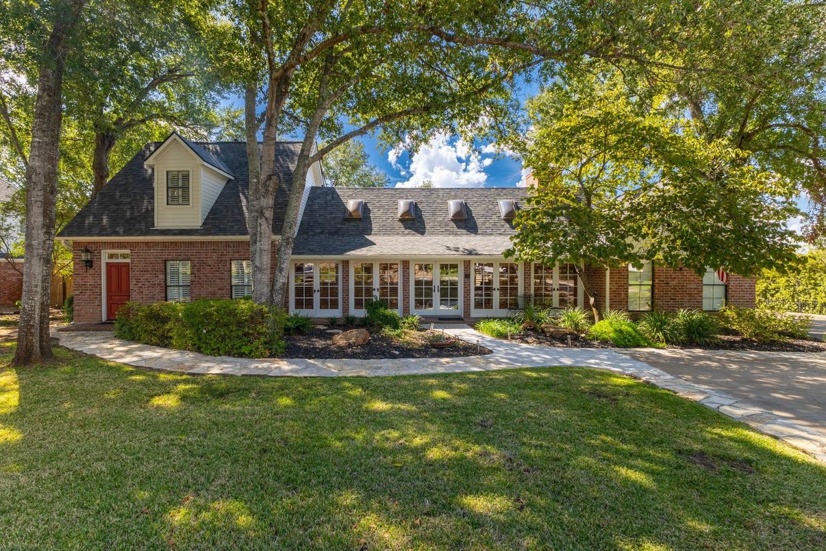 Exterior, Facade, Brick Facade, Cape Cod