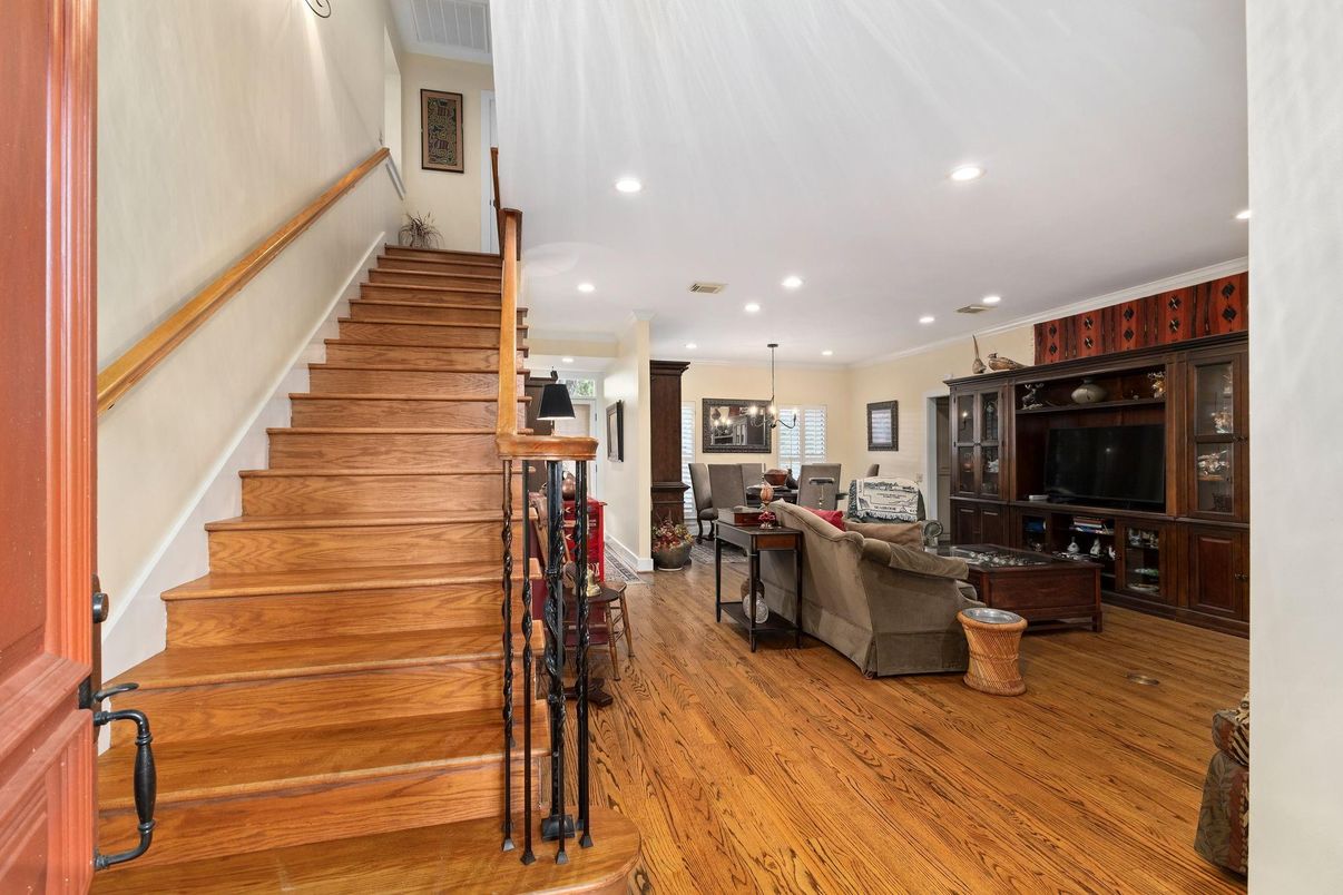 Chandelier, Dining room, Interior, Living room, Pendant Lights, Recessed Lighting, Wood Texture Flooring