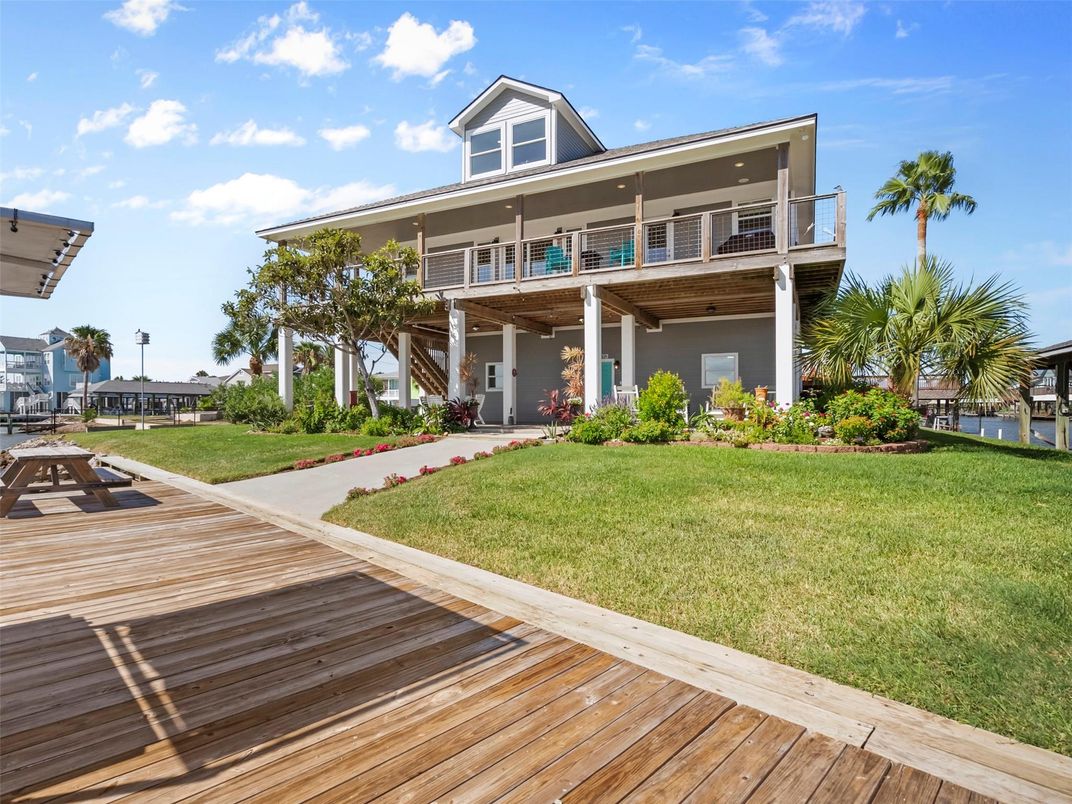 Exterior, Facade, Modern